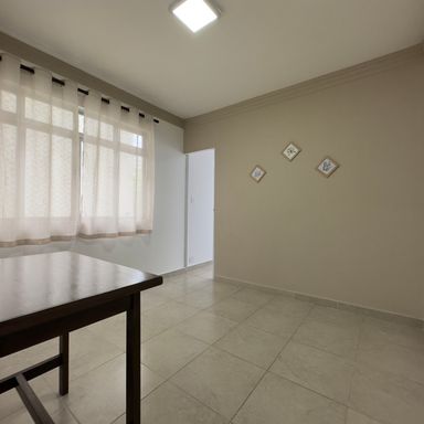 Sala ampla com janela grande