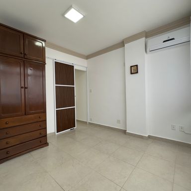 Dormitório amplo com janelas