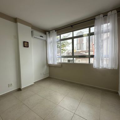 Dormitório amplo com janelas