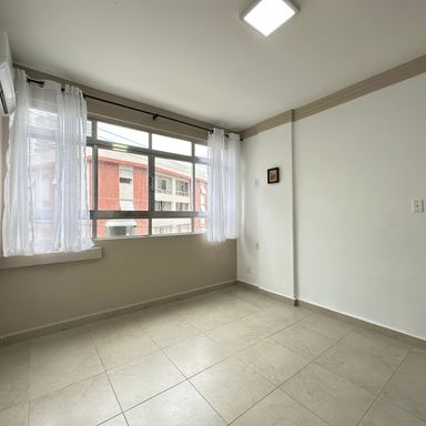 Dormitório amplo com janelas