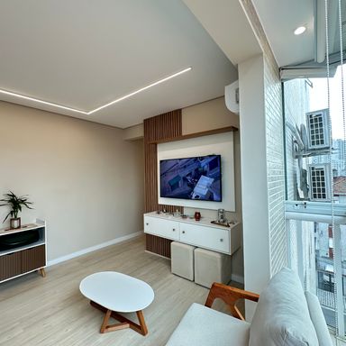 Sala ampla com varanda