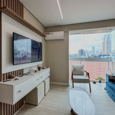 Sala ampla com varanda
