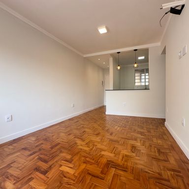 Sala muito ampla e iluminada, integrada com a cozinha, podendo ser divida para mais um dormitório a
