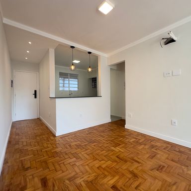 Sala muito ampla e iluminada, integrada com a cozinha, podendo ser divida para mais um dormitório