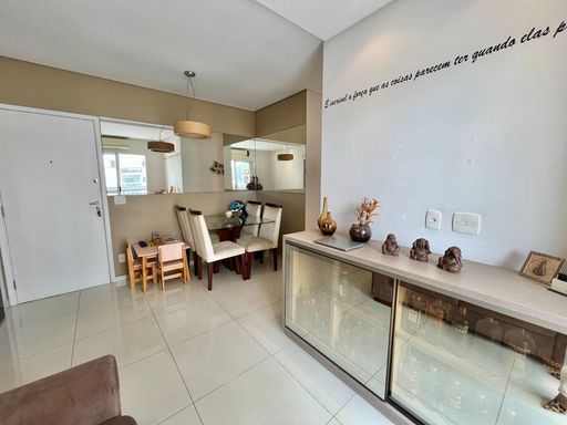 Sala ampla com 2 ambientes