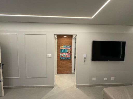 Espaçoso e pode ser dividido para fazer dois ambientes com tranquilidade