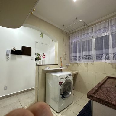 Cozinha em conceito aberto e lavanderia com janelas
