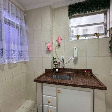 Cozinha muito ventilada com 2 janelas