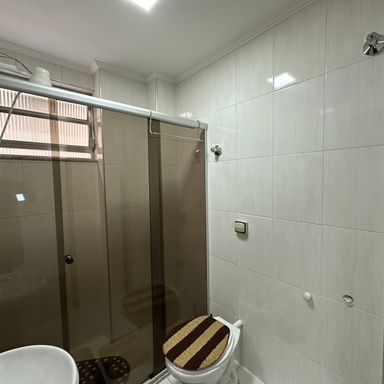 Banheiro social muito amplo