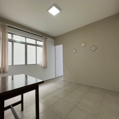 Sala ampla com janela grande