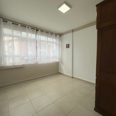 Dormitório amplo com janelas