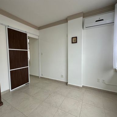 Dormitório amplo com janelas