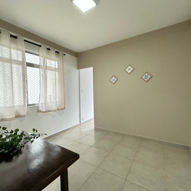 Sala ampla com janela grande