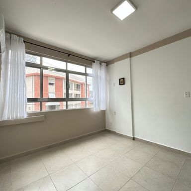 Dormitório amplo com janelas