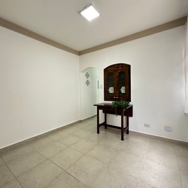 Sala ampla com janela grande