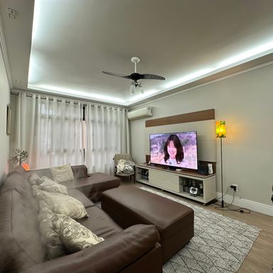 Sala para dois ambientes com ar-condicionado split