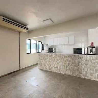 Área do salão de festas equipada com cozinha completa e ar-split