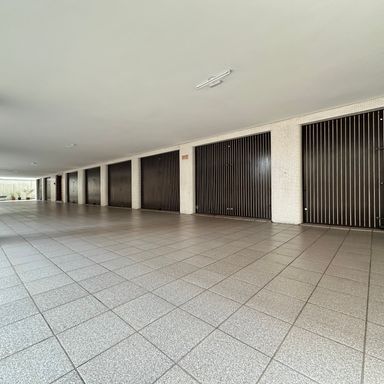 Garagem box ampla