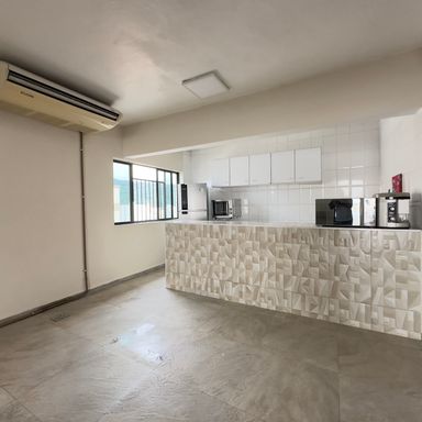 Área do salão de festas equipada com cozinha completa e ar-split