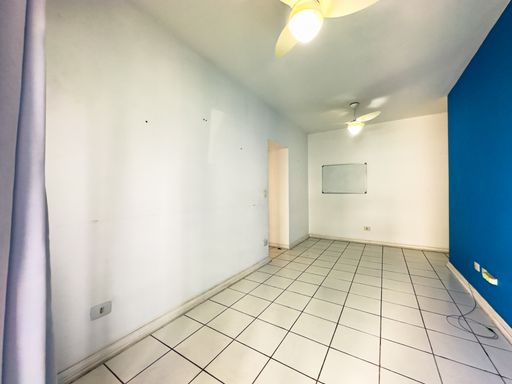 Sala para dois ambientes com varanda