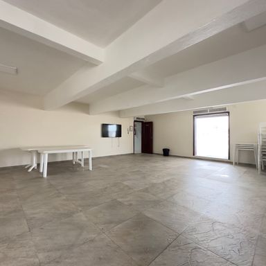 Área do salão de festas equipada com cozinha completa e ar-split