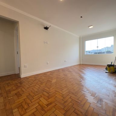 Sala muito ampla e iluminada, integrada com a cozinha, podendo ser divida para mais um dormitório