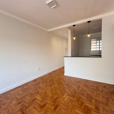 Sala muito ampla e iluminada, integrada com a cozinha, podendo ser divida para mais um dormitório