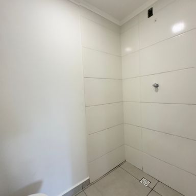 Banheiro auxiliar completo. O box será instalado.