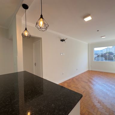 Sala muito ampla e iluminada, integrada com a cozinha, podendo ser divida para mais um dormitório