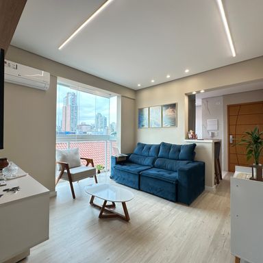 Sala ampla com varanda