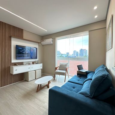 Sala ampla com varanda