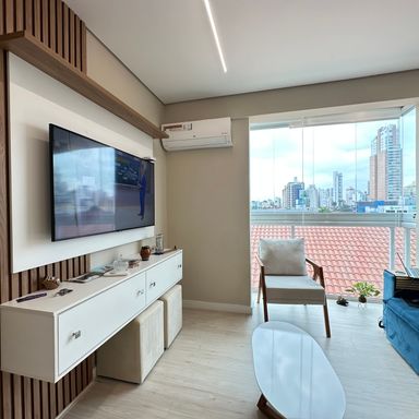 Sala ampla com varanda