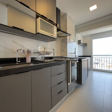 Cozinha ampla integrada com lavanderia