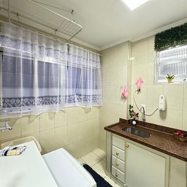 Cozinha muito ventilada com 2 janelas