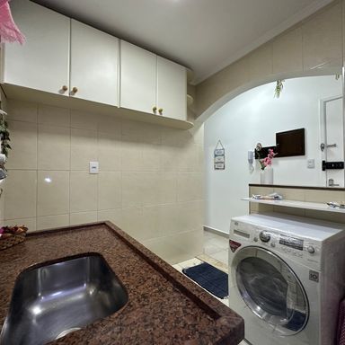 Cozinha muito ventilada com 2 janelas