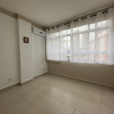 Dormitório amplo com janelas