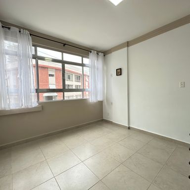 Dormitório amplo com janelas