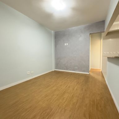 Sala para dois ambientes em conceito aberto.