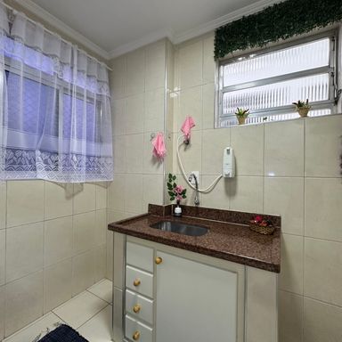 Cozinha muito ventilada com 2 janelas