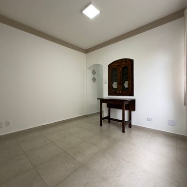 Sala ampla com janela grande