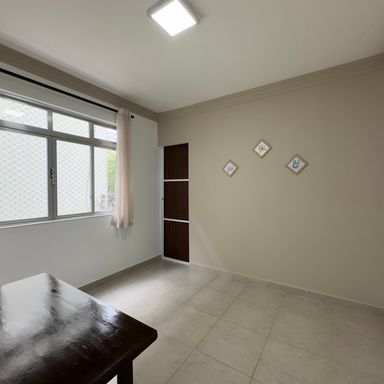 Sala ampla com janela grande