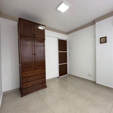 Dormitório amplo com janelas