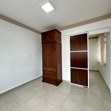 Dormitório amplo com janelas