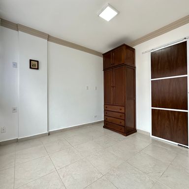 Dormitório amplo com janelas