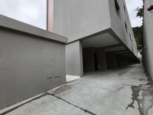 Entrada do Villagio com veículo