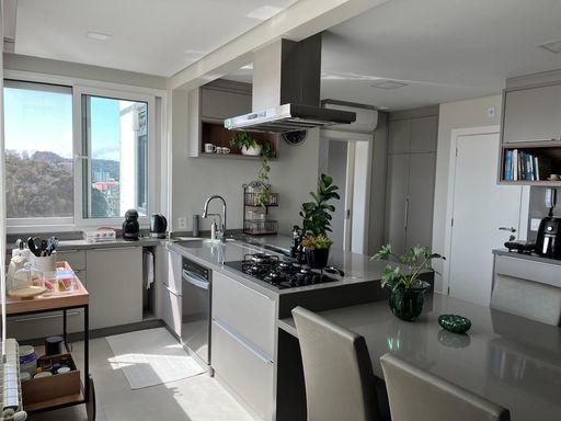 apartamento alto padrão em São Bento do Sul com quatro vagas de garagem.