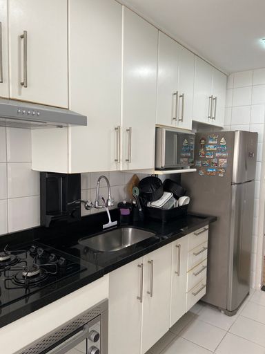 Cozinha: Armários planejados, geladeira, microondas e fogão cooktop inclusos