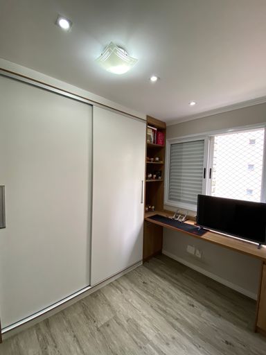 Quarto Escritório: armário planejamentos e mesa office