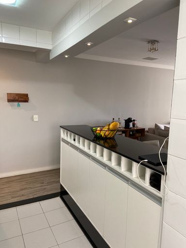 Cozinha integrada com a sala com balcão e dispenser de vinhos inclusos