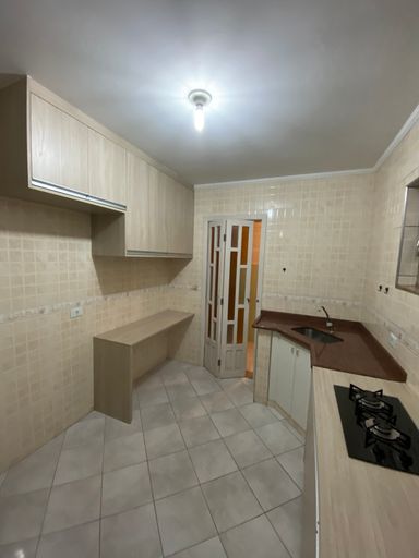 cozinha com fogão cooktop